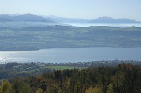 Ausblick vom Pfannenstilturm auf Meilen, Zürichsee, Rigi und Pilatus