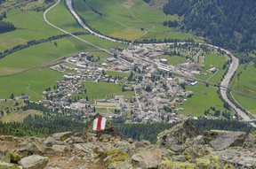 Blick vom Munt Baselgia (2945 m) auf Zernez (1474 m)