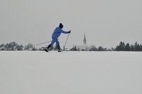Wintersport in Hombrechtikon am Grütrain mit reformierter Kirche