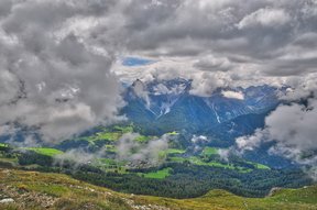 Ausblick oberhalb Alp Laret auf Ftan im Unterengadin (HDR)