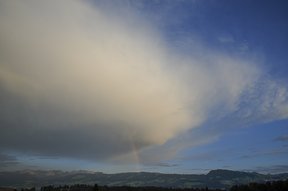 Regenbogen mit Wolken und Etzel vom Eilweg aus gesehen