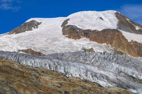Alphubel oberhalb Saas-Fee (4206 m) und Feegletscher