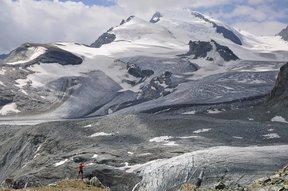 Blick von der Britanniahütte (3030 m) auf den Allalingletscher