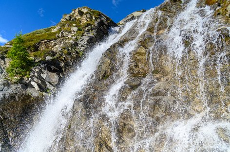 Wasserfall am Stausee Mattmark oberhalb Saas-Almagell (2197 m)
