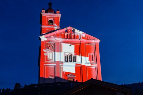 Katholische Kirche Son Martegn in Savognin mit 1.-August-Beleuchtung