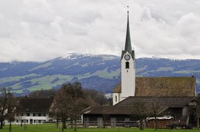 Reformierte Kirche Hombrechtikon mit Stöcklichrüz im Hintergrund