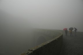 Nebel in der Schöllenenschlucht auf der Teufelsbrücke im Kanton Uri