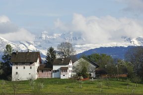 Der Weiler Lützelsee mit den Glarner Alpen in den Wolken