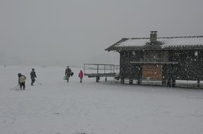 Fischerhaus beim zugefrorenen Lützelsee