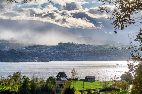 Dramatische Wolkenstimmung in der Gamsten mit Zürichsee und linkem Ufer