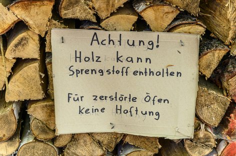 Warnplakat im Wald beim Trüllisberg am 23. April 2020 um 15.45 Uhr
