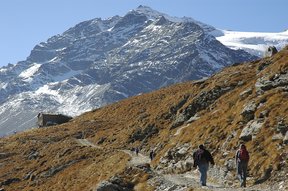 Aufstieg zur Sassal Mason Hütte (2349 m) oberhalb Alp Grüm