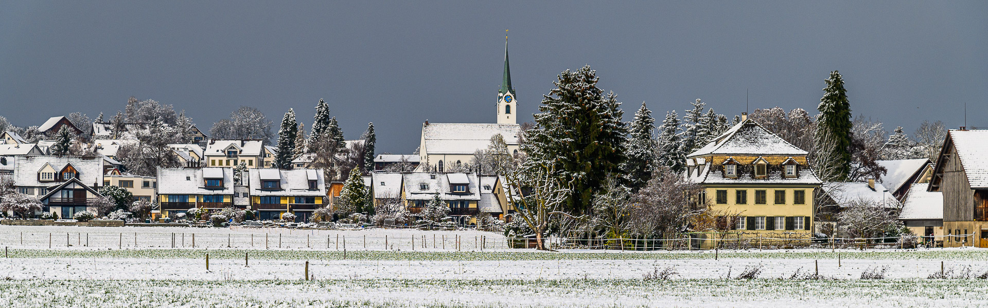 Reformierte Kirche mit Lüeholz vom Grütrain aus gesehen am 29. November 2021 um 14.25 Uhr
