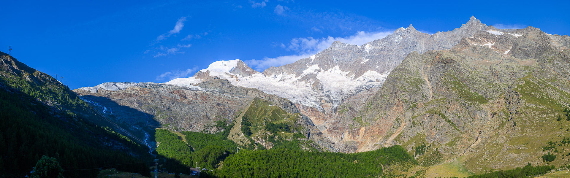 Aussicht von der Ferienwohnung in Saas-Fee auf Alphubel (4206 m), Längfluh (2869 m), Feegletscher, Täschhorn (4490 m), Dom (4545 m) und Lenzspitze (4294 m) am 19. August 2023 um 8.00 Uhr