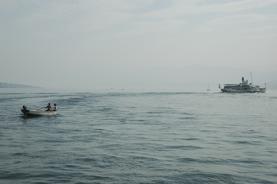 Ruderboot mit Dampfschiff Stadt Zürich auf dem Zürichsee bei Meilen