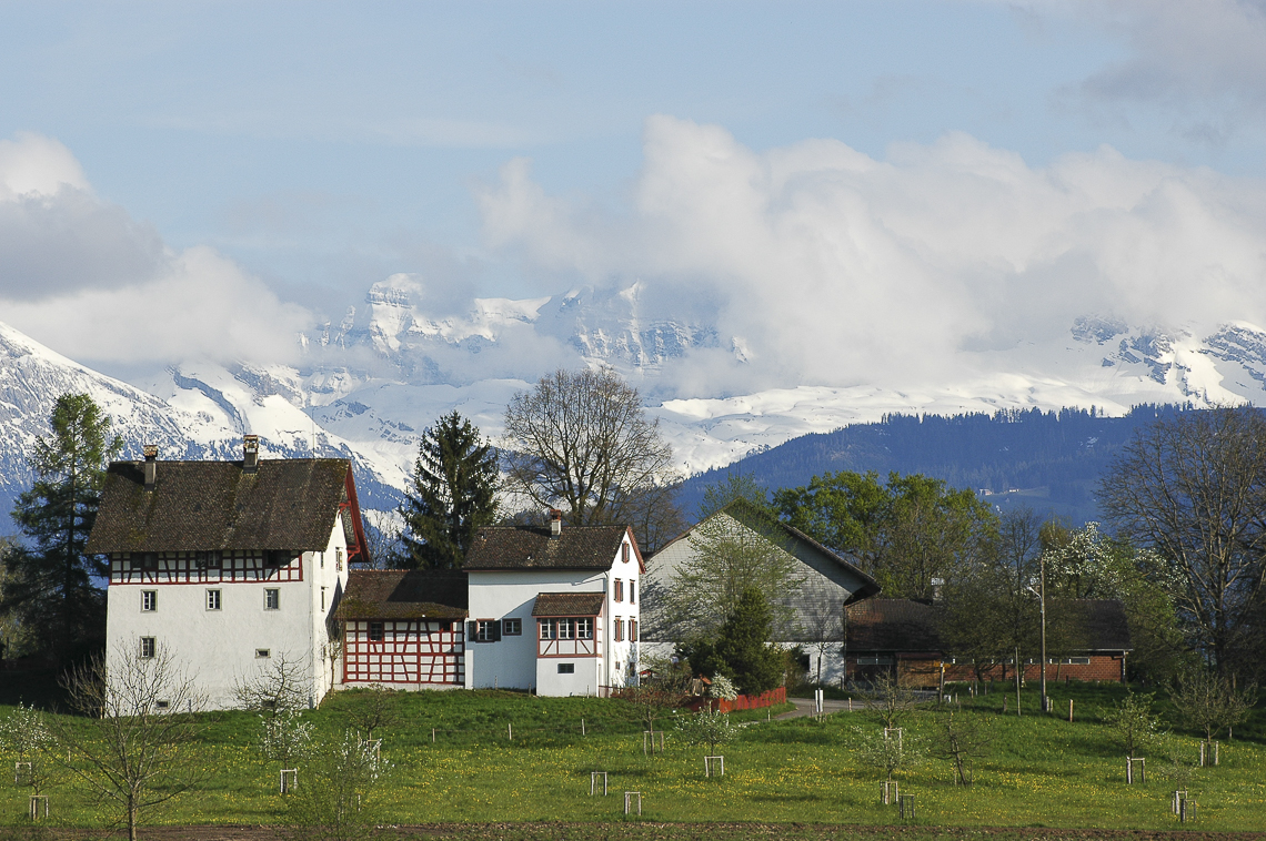 Der Weiler Lützelsee mit den Glarner Alpen in den Wolken