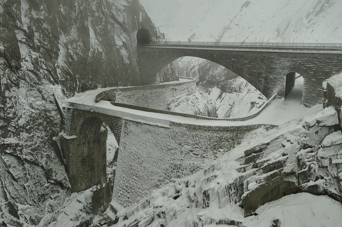 Erster Schneefall bei der Teufelsbrücke in der Schöllenen