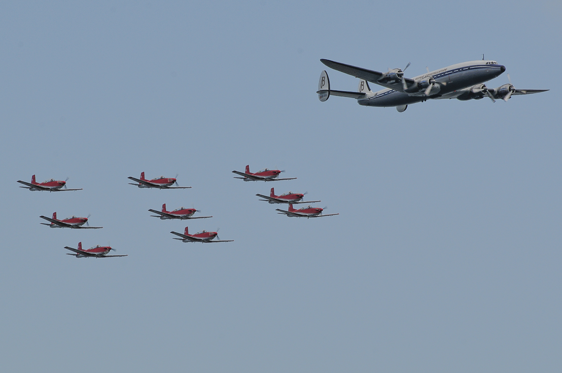 Pilatus PC-7 und Super-Constellation an einer Flugschau anlässlich des 100-jährigen Geburtstags des Dampfschiffes «Stadt Rapperswil»