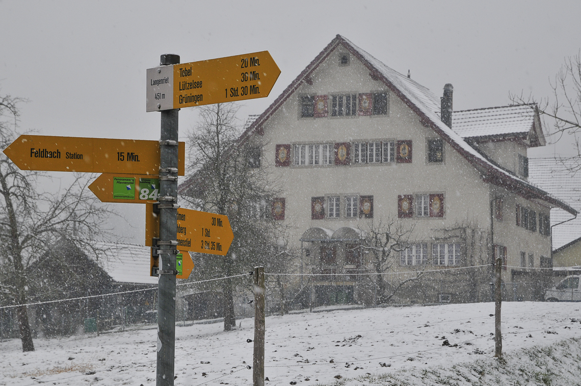Wanderwegweiser im Langenriet bei einem Schneegestöber