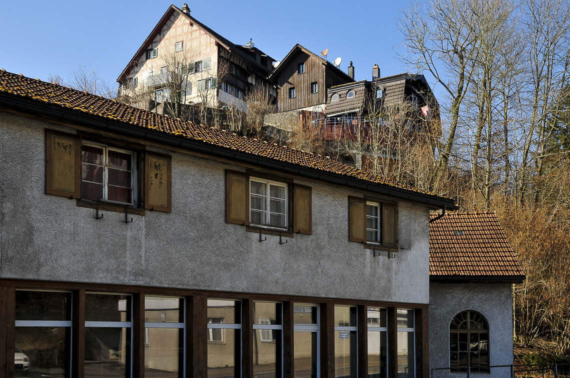 Fabrikgebäude in Feldbach mit Haus auf dem Höhenweg