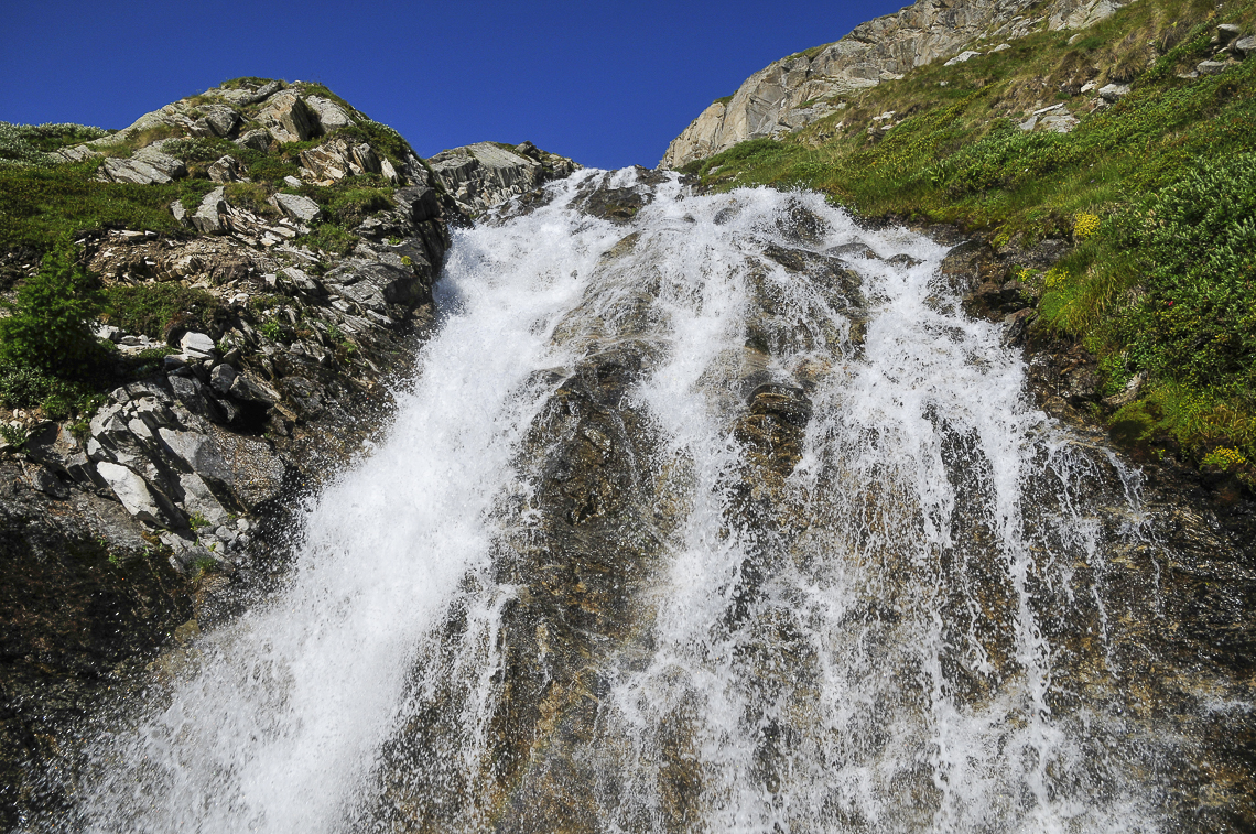 Wasserfall am Mattmark-Stausee bei Saas-Almagell