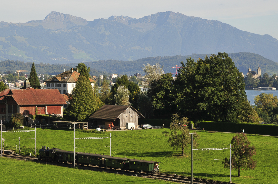 Dampfzug beim Fest 125 Jahre Rechtsufrige Zürichseebahn in Feldbach mit Schloss Rapperswil, Speer und Federispitz