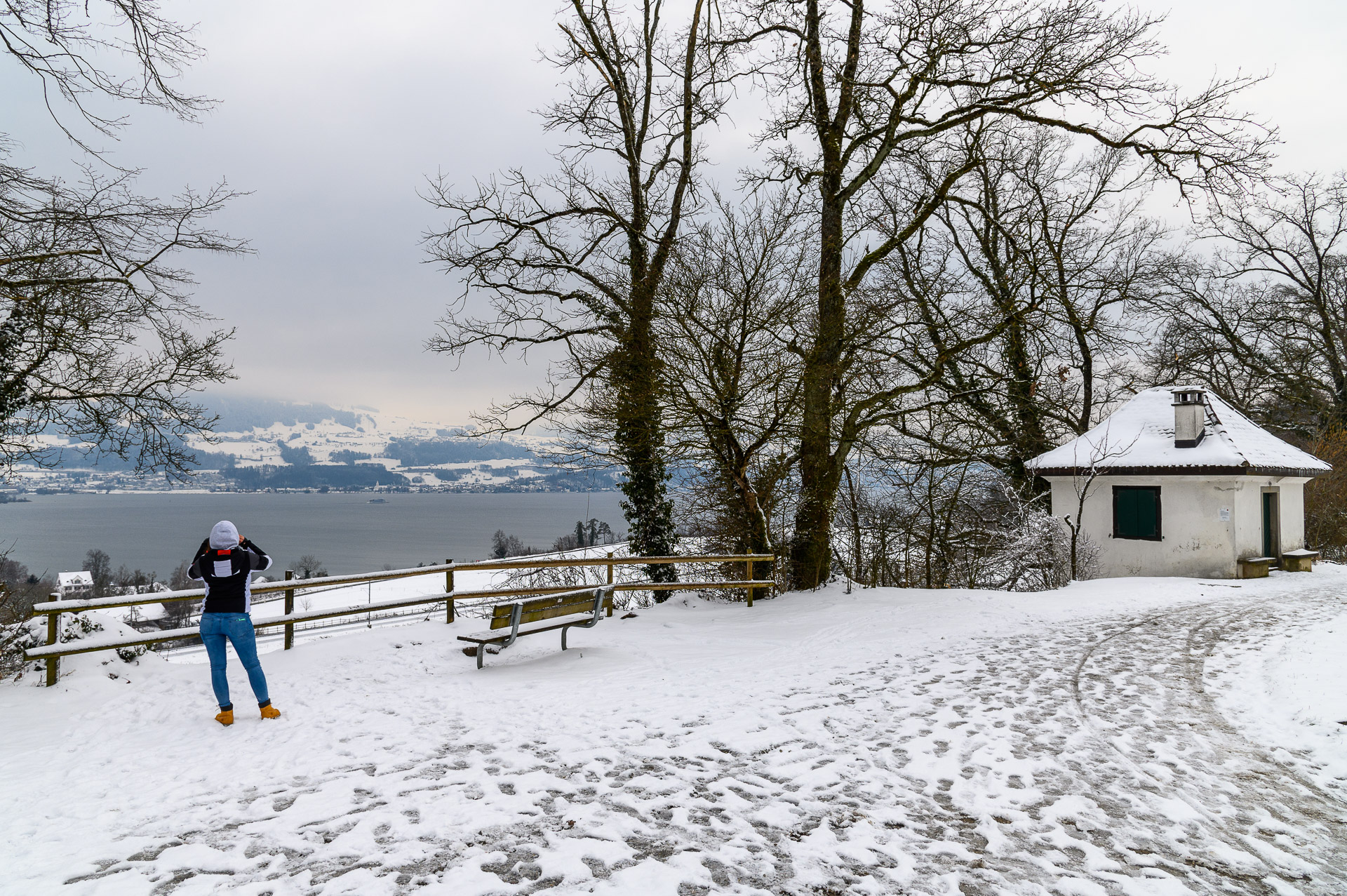 Am Aussichtspunkt in der Langgass mit Blick auf Zürichsee und Panta Rhei