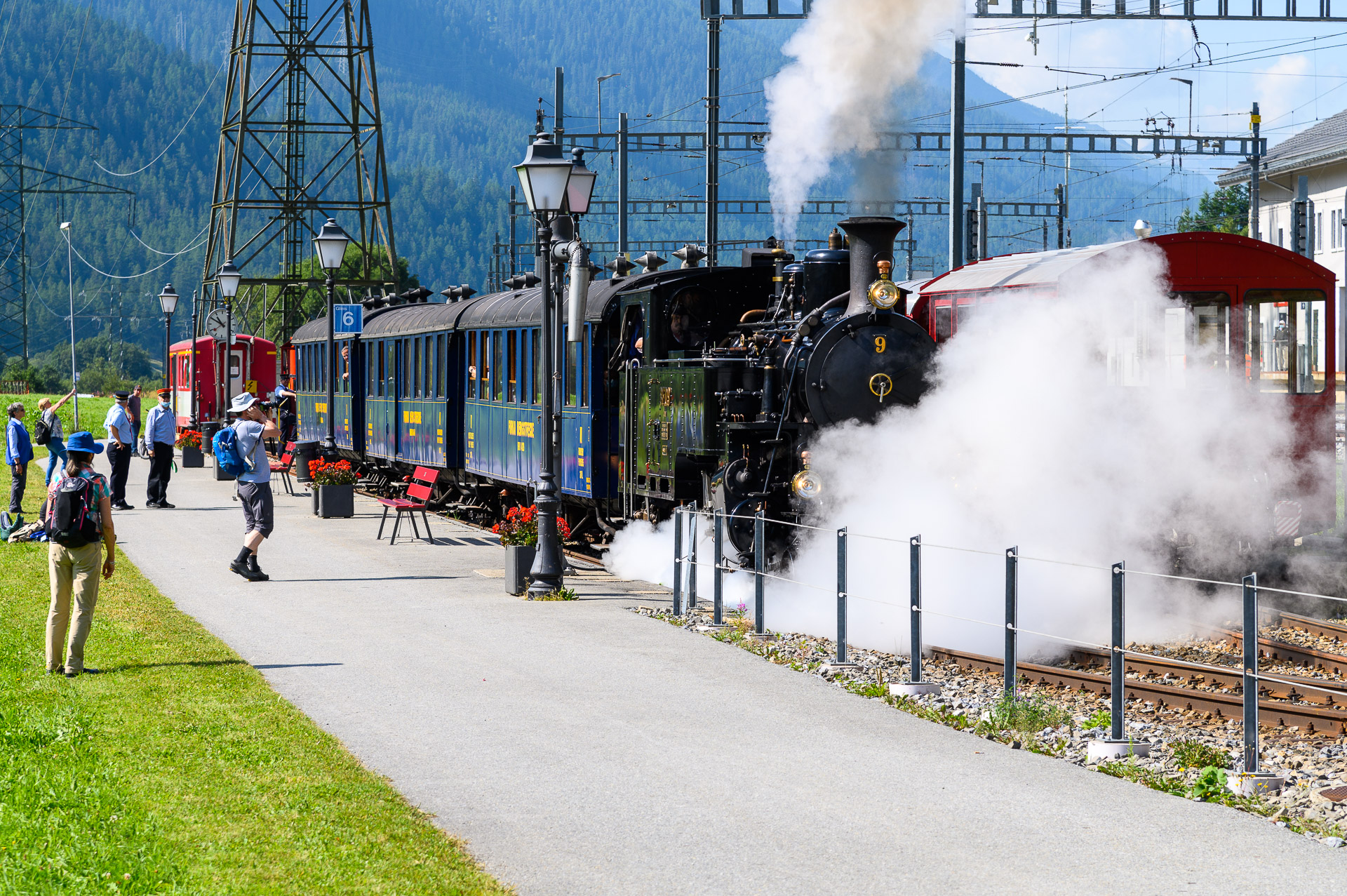 Dampfzug in Oberwald VS bereit zur Abfahrt auf die Furka-Bergstrecke