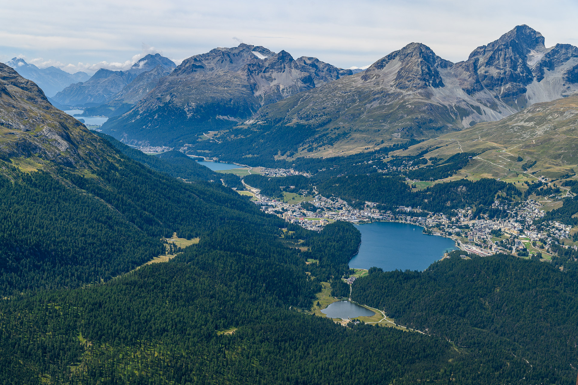 Aussicht von der Chamanna Segantini auf St. Moritz und die Oberengadiner Seen