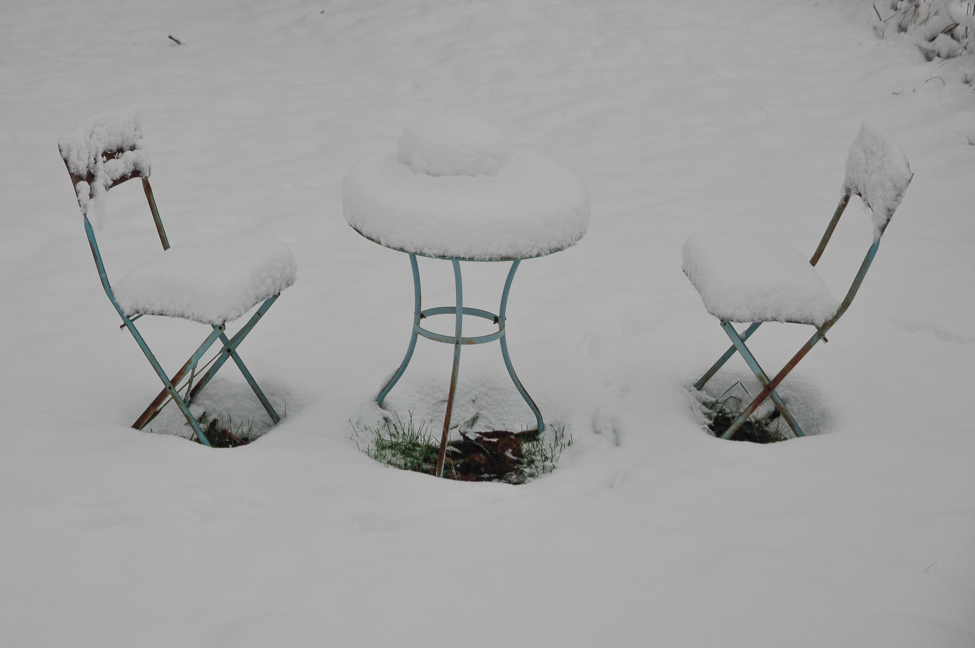 Gartenstühle im Schnee beim Hinterholz am 28. Februar 2017 um 9.03 Uhr
